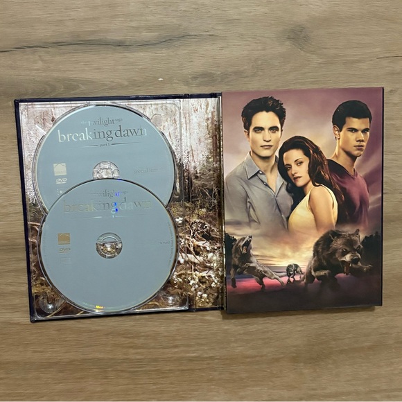 Twilight Saga Breaking Dawn part 1 DVD set with collectible prop flower Like New - Picture 6 of 7